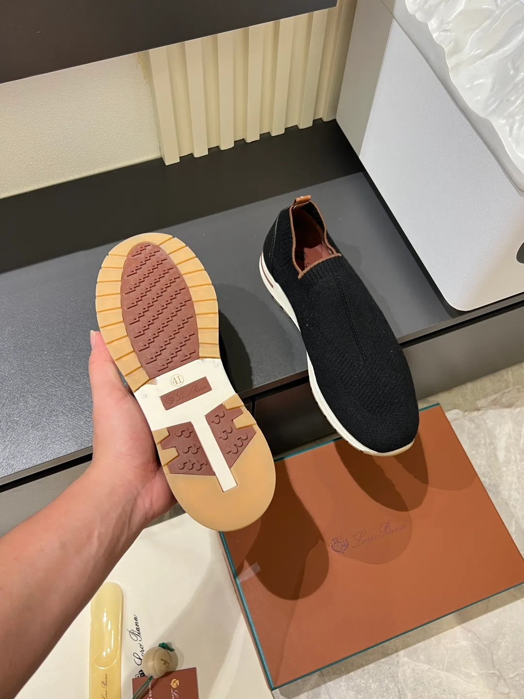 Men's Men's Shoes 💰p380 Loro Men's Shoes 💰piana/Noyo Piana 360 L Men's Shoes 💰p Flexy Walk Men's Sports Shoes These sports shoes are made of knitted wool uppers, and the heel is wrapped in smooth calf leather. Merino sheep are selected from Australia and New Zealand. The upper is machine-woven like a sweater, and then equipped with a white rubber outsole and a Kummel-colored sole. It is both beautiful and non-slip. The fabric is 100% cashmere and the insole is calf leather. It is super comfortable on the feet! Comes with full original packaging! Multiple colors available! Size: 38-44 (45 customized)
